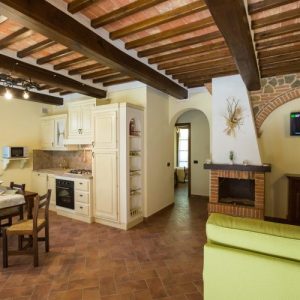 Soggiorno-e-Cucina-Mandorlo-1-scaled-700x500